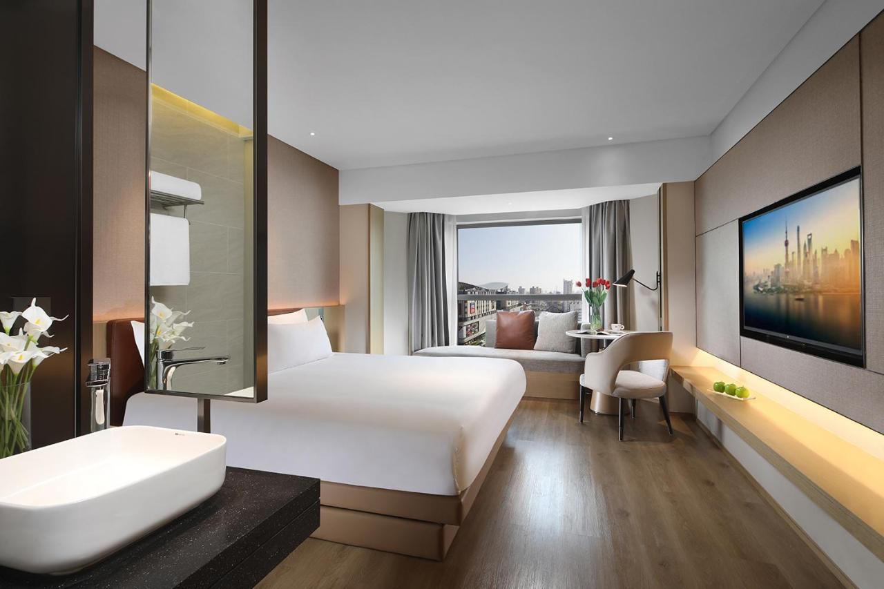 Holiday Inn Shanghai Huaxia By Ihg - Overlooking City Scenery At Sky View Restaurant Exterior photo