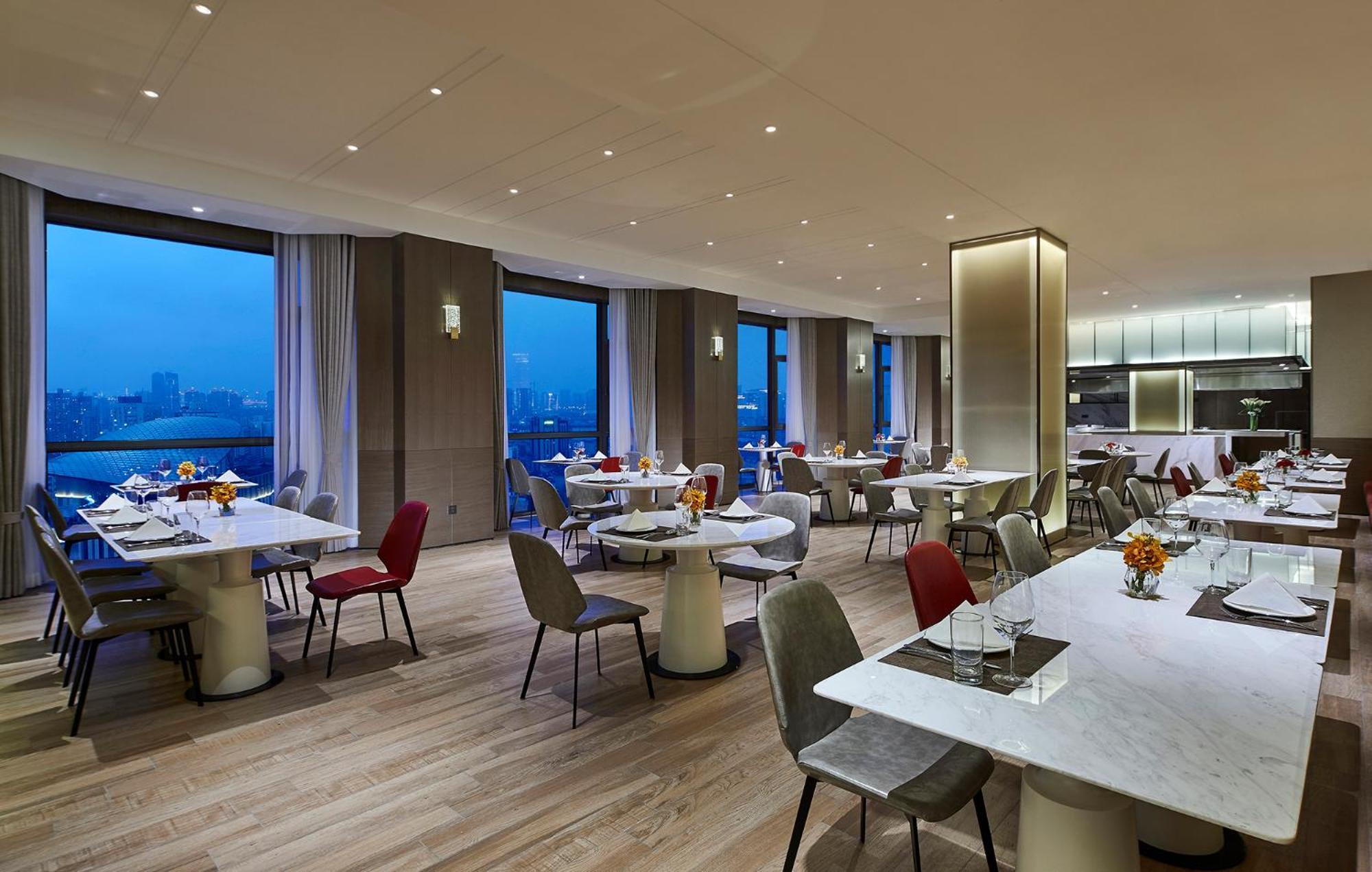 Holiday Inn Shanghai Huaxia By Ihg - Overlooking City Scenery At Sky View Restaurant Exterior photo