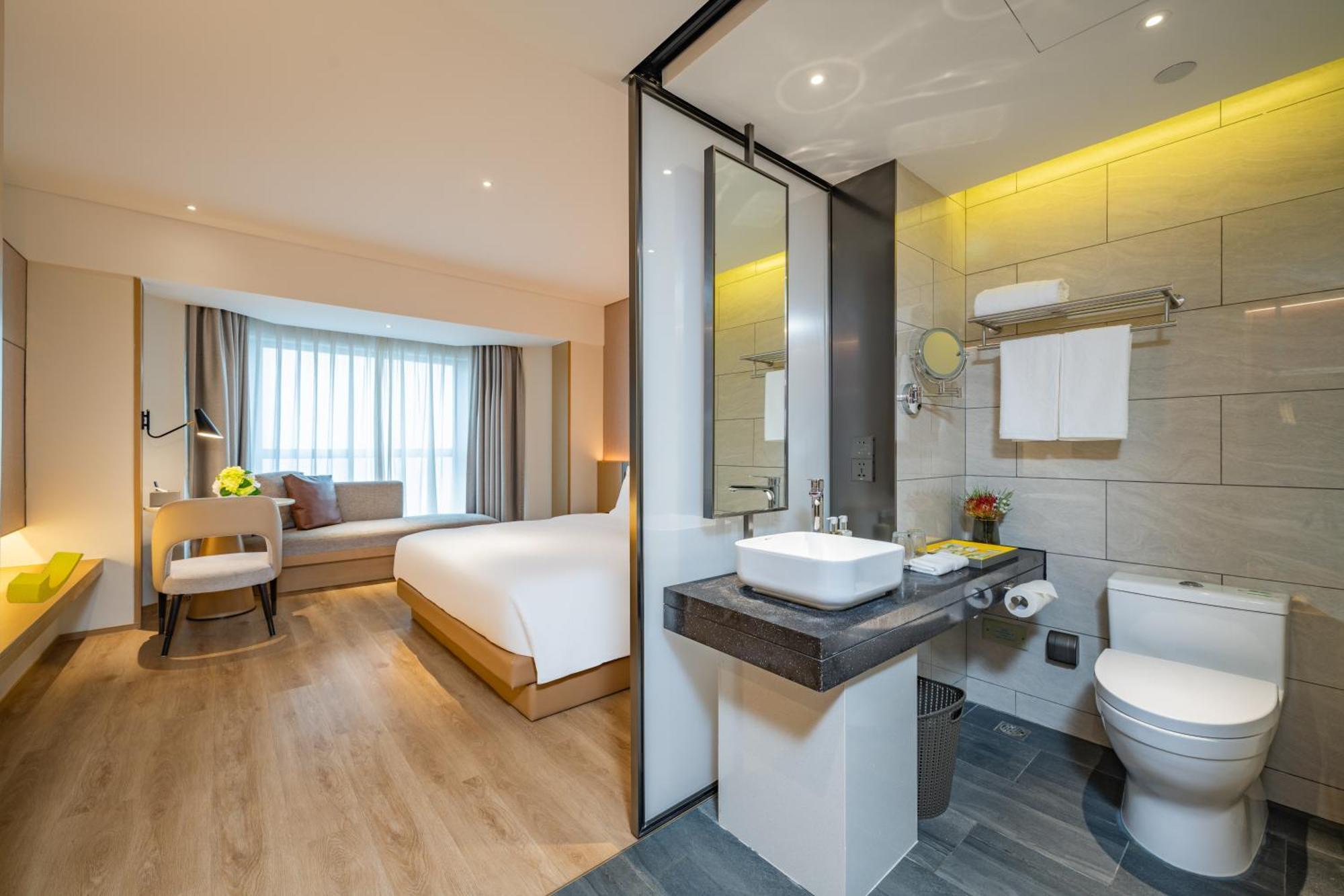 Holiday Inn Shanghai Huaxia By Ihg - Overlooking City Scenery At Sky View Restaurant Exterior photo